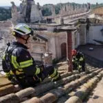 Bombeiros instalam chaminé que vai comunicar a escolha do novo papa, na Capela Sistina