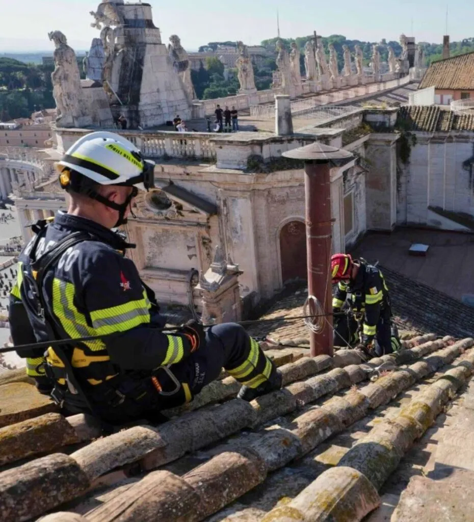 Bombeiros instalam chaminé que vai comunicar a escolha do novo papa, na Capela Sistina