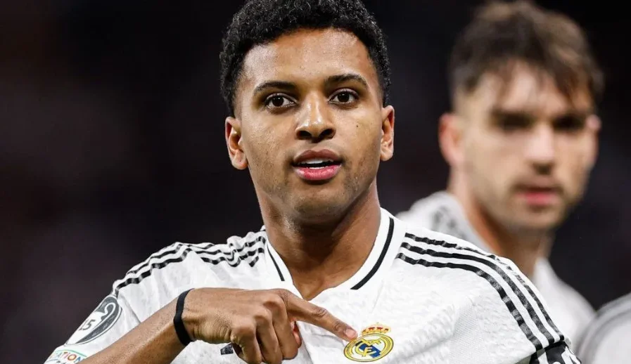 Rodrygo deixa treino do Real Madrid após falar com Ancelotti em meio a rumores sobre saída