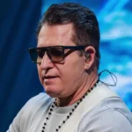Cantor Marrone recebe alta após acidente no palco em Goiânia