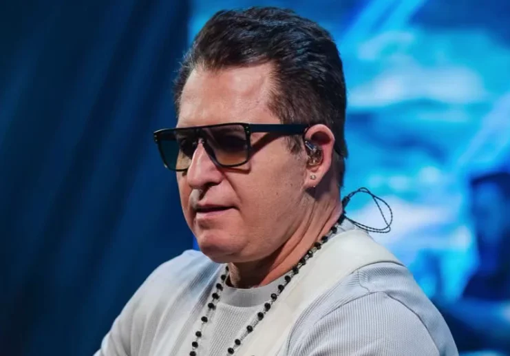 Cantor Marrone recebe alta após acidente no palco em Goiânia