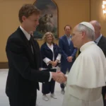 Papa Leão XIV encontra Sinner, tenista nº 1 do mundo, e recebe convite para jogar