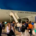 Mais de 100 brasileiros deportados dos EUA chegam ao Brasil em voo fretado