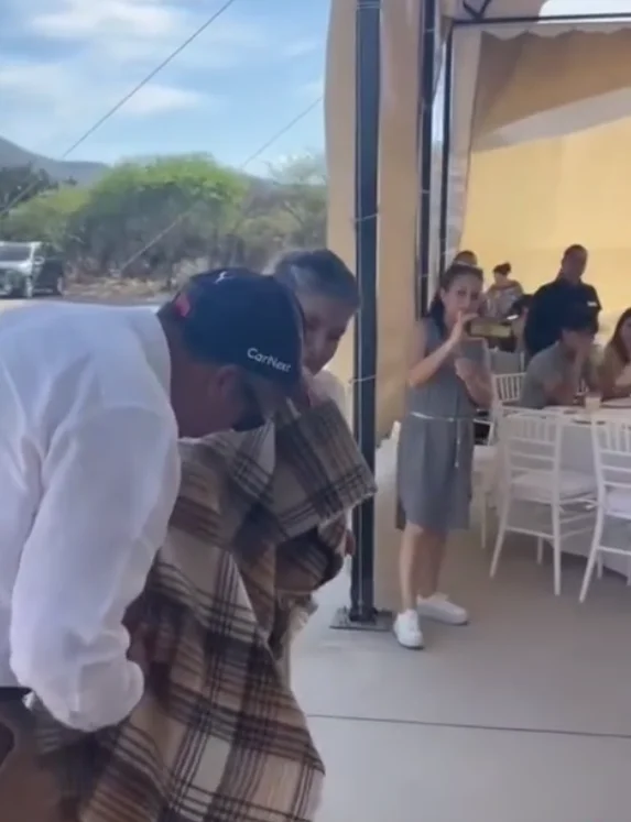Senhora de 96 anos surpreende convidados com entrada animada em festa de aniversário
