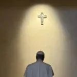 Papa Leão XIV reza diante do túmulo de Francisco e visita ícone mariano em Roma