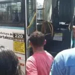 Mulher é morta a tiros dentro de ônibus na Avenida Sargento Hermínio, em Fortaleza