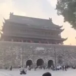 Torre na China com 650 anos de história desaba e quase fere turistas; vídeo
