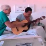 Paciente internado após AVC recebe homenagem da equipe de enfermagem em hospital de Fortaleza