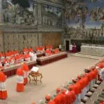 Quem é o cardeal que vai anunciar o novo Papa?