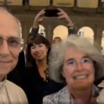 Leão XIV tira selfie com fiéis e dá autógrafo: ‘Preciso treinar a nova assinatura’