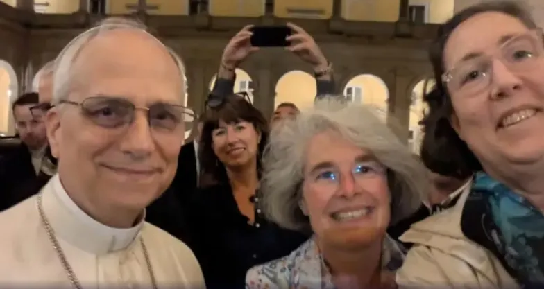 Leão XIV tira selfie com fiéis e dá autógrafo: ‘Preciso treinar a nova assinatura’