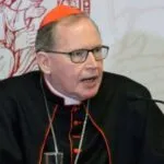 Formado em Medicina e especialista em bioética: quem é o cardeal holandês cotado para ser Papa