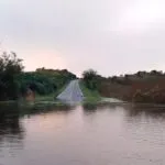 Chuva de 137 mm interdita rodovia e deixa moradores ilhados em Tauá, no Ceará