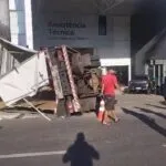 Motociclista escapa por pouco de ser esmagado por caminhão que tombou na BR-116