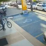 Entregador tem bicicleta furtada na frente de farmácia no bairro Serrinha, em Fortaleza