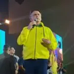Bolsonaro chora ao falar de Eduardo e diz que filho seria preso se estivesse no Brasil