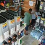 Criminoso assalta loja de ração no bairro Vila Peri, em Fortaleza