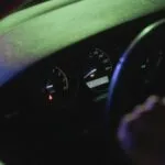 Dirigir à noite: como enxergar melhor com ajustes simples nos faróis e retrovisores