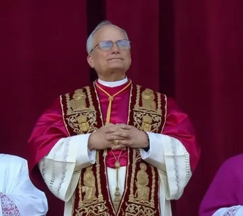 Vaticano divulga brasão do papa Leão XIV com seu lema episcopal