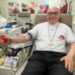 Dom Gregório Paixão faz doação sangue em campanha solidária da Arquidiocese de Fortaleza