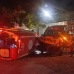 Ambulância do SAMU capota após ser atingida por van no Centro de Fortaleza