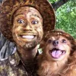 Morre Jaspe, cachorrinha conhecida por acompanhar artista de rua em Fortaleza