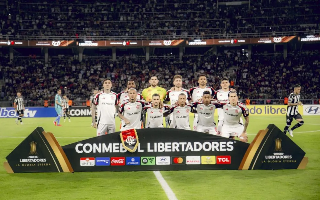 Jogadores do Flamengo sofrem tentativa de assalto após volta ao RJ e goleiro tem carro baleado