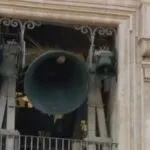 Após fumaça branca, sinos tocam e anunciam novo Papa no Vaticano