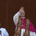 Leão XIV: novo Papa aparece pela primeira vez na sacada da Basílica de São Pedro; vídeo