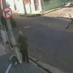Motorista esquece carro ligado e tem veículo furtado no interior do Ceará; vídeo