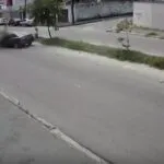 Carro desgovernado atropela pedestre e causa colisão em avenida de Fortaleza; vídeo
