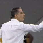 Técnico do Botafogo explica gesto com o dedo: ‘Fiz para meu colega de comissão’