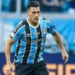 Jogador do Grêmio tenta cuspir no árbitro, acerta PM e vai parar na delegacia
