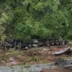 Caminhão carregado de café cai em ribanceira e tem carga saqueada no Ceará; vídeo