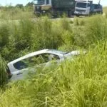 Motorista de aplicativo perde controle e carro cai em vala na CE-010, em Maracanaú