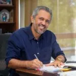 Elmano sanciona lei que garante gratificação de R$ 2 mil para diretores e coordenadores no Ceará