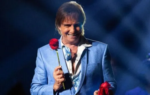 Roberto Carlos sofre acidente com carro Cadillac durante gravação