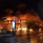 Incêndio de grandes proporções atinge sucata Chico Alves, em Fortaleza