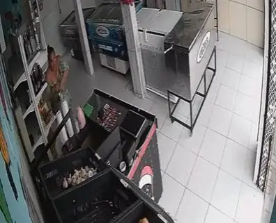Mulher tenta furtar óleo de cozinha escondendo produto dentro do vestido em comércio de Fortaleza
