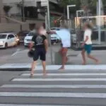 Homem é agredido por motociclistas após cobrar respeito à faixa de pedestres na Av. Beira-Mar