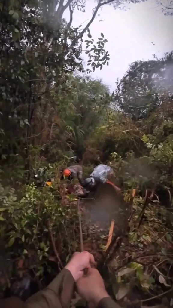 Três pessoas são resgatadas após carro cair em ribanceira na Chapada do Araripe, em Barbalha