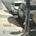 Criminoso destrava e furta motocicleta em poucos segundos no Meireles, em Fortaleza