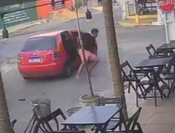 Homem escapa de sequestro no Ceará ao pular de carro em movimento com as mãos amarradas 