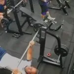 Homem morre após ser atingido por barra de supino durante exercício em academia de Olinda (PE)