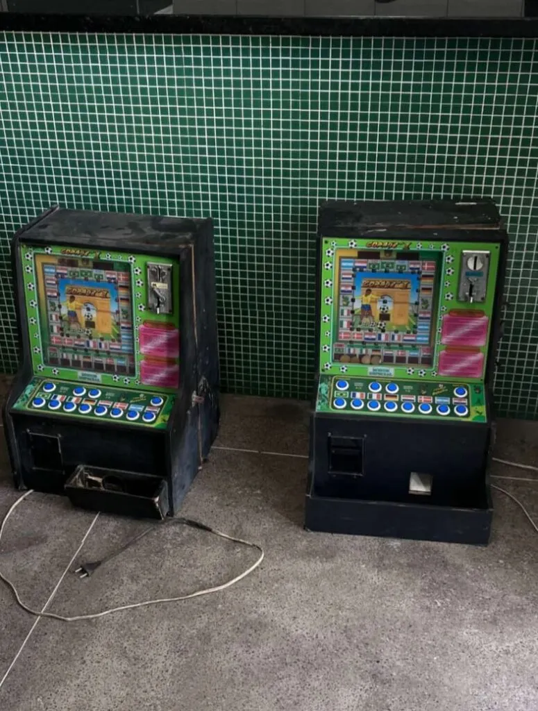 Dona de comércio é presa com duas máquinas caça-níqueis dentro de mercearia em Fortaleza