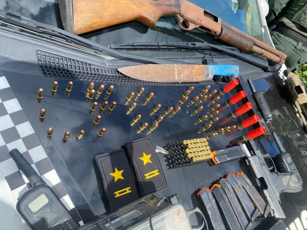 Polícia apreende armas e munições em terreno baldio no Parque Leblon, em Caucaia