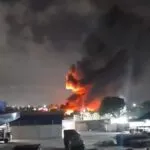 Incêndio de grandes proporções destrói galpão de fábrica de colchões em Maracanaú