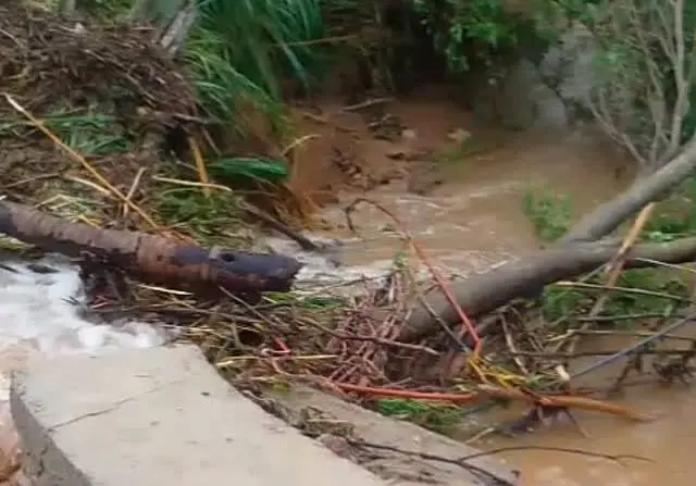 Açude transborda e estrada fica destruída após chuva de 135 mm em Ipaporanga, no Ceará