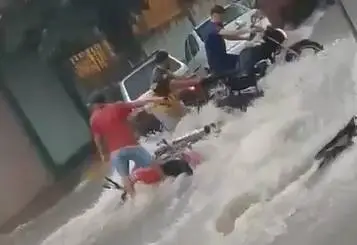 Chuva forte com ventania arrasta motos em rua de Guaraciaba do Norte, no Ceará