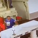 Mulher se benze antes de furtar véu do altar da Igreja Matriz de São José, em Ubajara, no Ceará